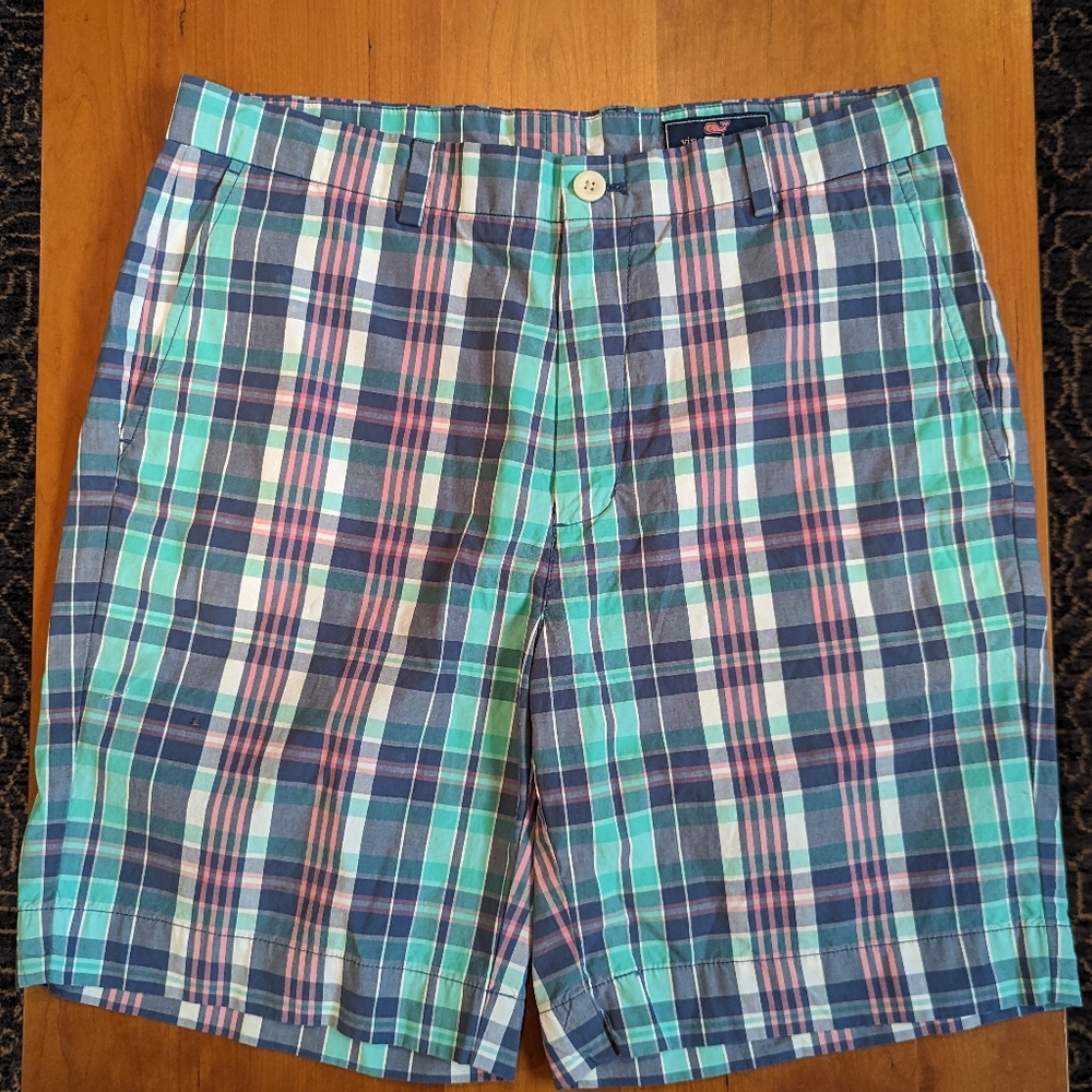 Vineyard Vines mens cotton plaid shorts. Size 34